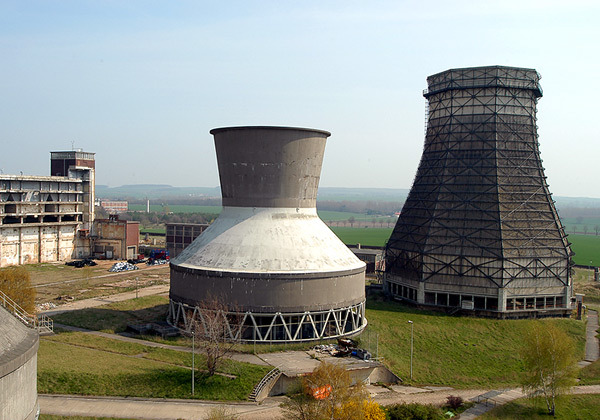 Kühlturm von (wahrscheinlich Maschine [Turbine 5]) rechts im Bild - Links im Bild ein Ventilatorkühlturm von KW Offleben 2. 
