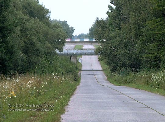 Doppelquerung. Diese imposante Doppelkreuzung von Strasse und Gleis, stammt aus der Erbauungsphase der RAB und befindet sich in Höhe Braniewo/Braunsberg - Maciejewo/Vogelsang
