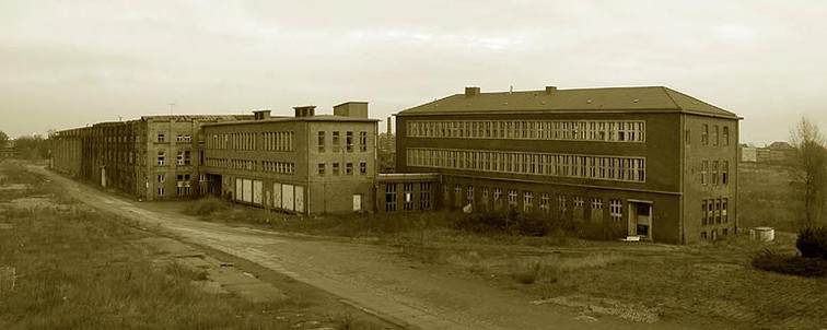Verwaltungsgebäude mit Fabrikhalle. Blick auf das Verwaltungsgebäude mit benachbarter Fabrikhalle.