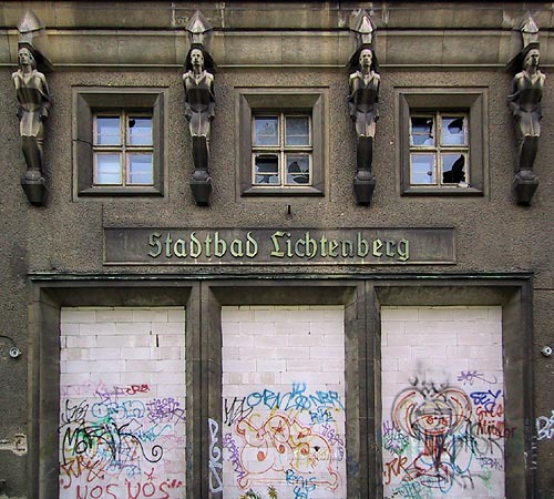 Eingang. Der Besuchereingang des Stadtbades Lichtenberg ist heute zugemauert. Interessant sind die 4 Skulpturen im kubistisch-expressionistischem Stil.