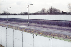 Todesstreifen zwischen Kiefholzstraße in Treptow (Ost-Berlin) und der Kleingartenanlage östlich des Nernstweges in Neukölln (West-Berlin), 12.11.1989 Bild 6718