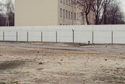 Todesstreifen mit Hinterlandmauer auf der Trasse der abgeschnittenen Ackerstraße im Bezirk Mitte (Ost-Berlin), 18.01.1990 Bild 6730