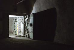 Bild 6894: Unterkunfts- und Hilfsbereich: Doppeltes Drucktor am Übergang zum Unterkunfts- und Hilfsbereich.  Komplexlager 12 / Malachit Halberstadt