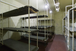 Bild 6906: Unterkunfts- und Hilfsbereich: Unterkunftsraum mit 3-etagigen Betten.  Komplexlager 12 / Malachit Halberstadt
