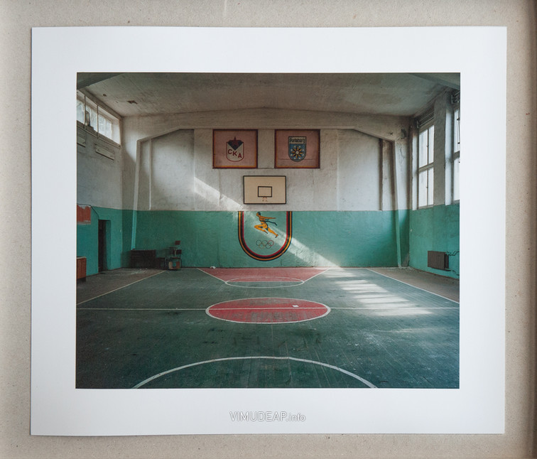 »Perleberg II A, 16.3.01« vom Künstler Angus Boulton signierter fotografischer Print auf Fujifilm Professional Paper. Print 4/14. Aus der Serie »41 Gymnasia«. Format Bild: 21,6 x 17,8 cm. Format Blatt: 26,8 x 23,0 cm. Bild 6851