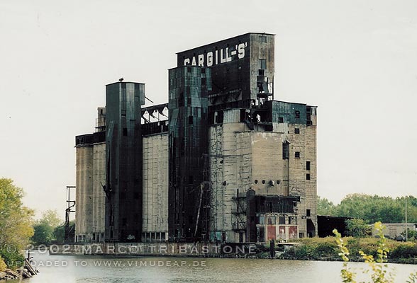 Getreidespeicher. Ansicht des Cargill Superior Elevator mit den zwei Seeauslegern vom Gegenufer des Buffalo River.