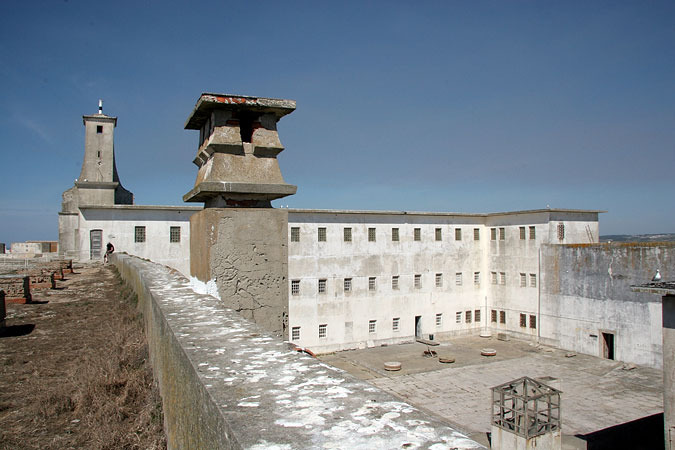 Gefängnishof. Blick in den Gefängnishof, der zu einem kleinen Teil zur Ausstellung von historischen Gegenständen genutzt wird.