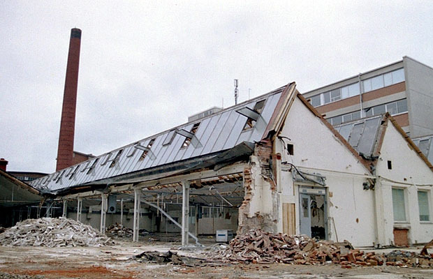 Spinnerei. Überreste der Spinnerei. Das Gebäude im Hintergrund ist das Verwaltungsgebäude der Firma Amann, das als eines von wenigen noch in Betrieb ist und auch bleibt.