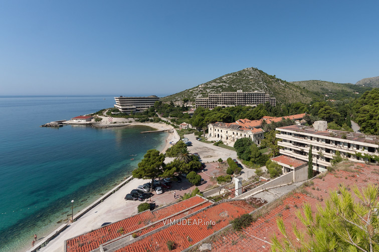 Überblick vom Dach des Hotels Goricina. Links im Hintergrund das Hotel Pelegrin, in der Mitte hinten das Hotel Kupari und in der Mitte das Grand Hotel.