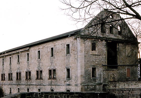 Karlshospital. Das direkt an der Fulda gelegene, ehemalige Karlshospital. Das neue Dach wurde leider nicht dem ursprünglichen Giebel angepasst.