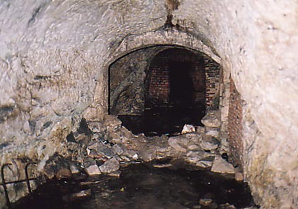 Kammern. Kammern des Felsenkellers. Der Blick fällt durch die zahlreichen Kammern des Felsenkellers. Dieser Bereich der Stollenanlage steht ca. 30 cm unter Wasser.