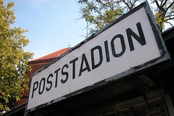 Poststadion. Schild am Eingang zu den Sportanlagen