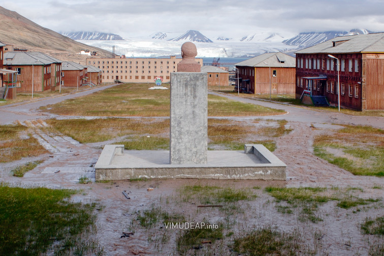 Lenin Statue auf dem zentralen Platz. Blick aus Richtung Kulturpalast. / The Lenin statue overlooking the flooded town square in Pyramiden. View from the entrance to the Cultural Palace.