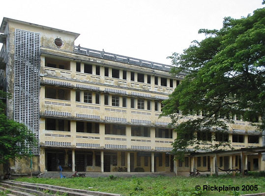 Schule. Ein typisches Schulgebäude in Französisch-Indochina. Die Grösse lässt ahnen, wie bedeutsam die ehemalige Provinzhauptstadt Kep-sur-Mer einstmals war.