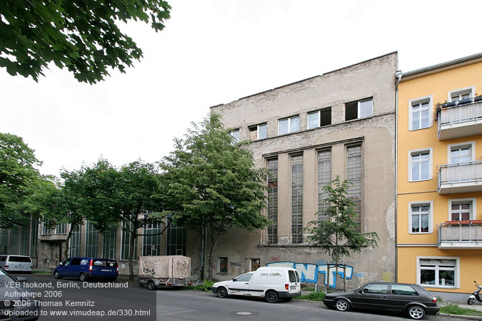Isokond 12. Fassade des Raumes mit den Resten der Hochspannungs-Prüfanlage.