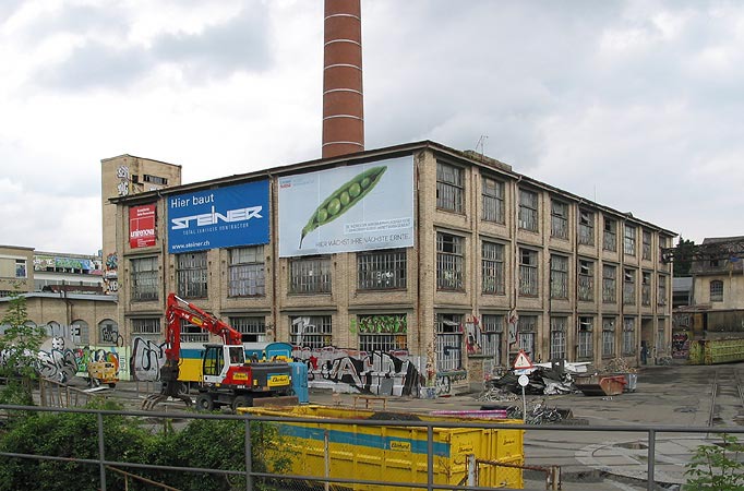 Ausrüst-Gebäude. Zustand 07/2003.