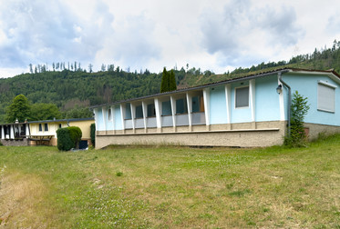 KRÖLBAU Mittelschiff mit zwei Seitenschiffen: Sanierte Krölpalit-Bungalows im Naturerholungsgebiet  »Portenschmiede« am Hohenwarte Stausee. Aufnahmedatum: 23.06.2025 © Thomas Kemnitz Bild 9724