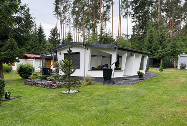 Sanierter Bungalow der als Versuchsbau »KRÖLBAU Mittelschiff mit einem Seitenschiff« der <i>Krölpalit-Baustoffwerk Kuno E. Fröhlich KG</i> unweit von Krölpa in den 1960er Jahren errichtet wurde.
Aufnahmedatum: 23.06.2025 © Thomas Kemnitz Bild 9725