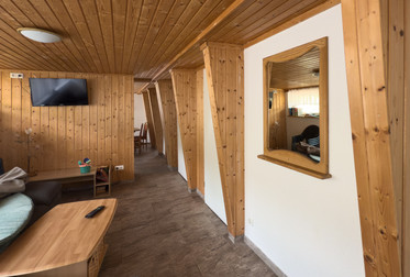 Innenraum eines sanierten und nachträglich ohne(!) KRÖLBAU-Elemente um ein Seitenschiff erweiterten Bungalows im Naturerholungsgebiet »Portenschmiede« am Hohenwarte Stausee.
Aufnahmedatum: 23.06.2025 © Thomas Kemnitz Bild 9726