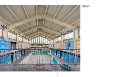 Kapitel 12, S. 82/93: Städtisches Hallenbad in Luckenwalde, Halleninneres mit Schwimmbecken von der Galerie aus Bild 8872