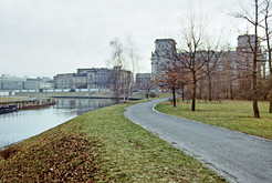 Kronprinzenufer (heute Ludwig-Erhard-Ufer) mit Reichstagsgebäude, im Hintergrund links die beidseitig an Schiffbauerdamm und Reichstagsufer von Sperranlagen eingefasste Spree. Bild 9140