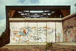 Berliner Mauer auf dem Gelände des Nordbahnhofs an der Gartenstraße in Berlin-Wedding (West-Berlin), Blick aus dem Todesstreifen auf die durch Betonsegmente versperrten Liesenbrücken. Bild 9144