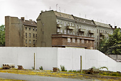 Todesstreifen der Berliner Mauer auf dem Areal des Nordbahnhofs, durch die Hinterlandmauer verdecktes Bahnstellwerk und Wohnhäuser an der Schwarzkopffstraße. Bild 9146