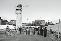 Inbesitznahme der Grenzanlagen auf dem Gelände des Nordbahnhofs (Bezirk Mitte) durch die Bevölkerung, besetzter Postenturm im Todesstreifen an der Invalidenstraße. Bild 9147
