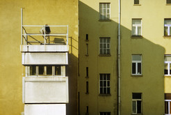 Postenturm direkt an einer Brandwand der Wohnbebauung an der Brehmestraße, Ecke Wollankstraße in Berlin Pankow, Blickrichtung Osten. Bild 9151