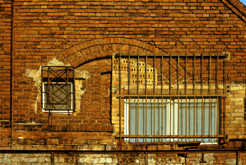 Werksgelände des Volkseigenen Betriebs Bergmann-Borsig an der Herzstraße in Berlin Pankow, vergitterte Fenster, um Fluchtversuche von Betriebsangehörigen zu verhindern. Bild 9154