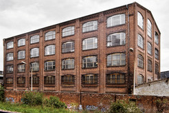 Fabrikgebäude des Volkseigenen Betriebs Bergmann-Borsig an der Herzstraße in Berlin Pankow, vergitterte Fenster, um Fluchtversuche von Betriebsangehörigen zu verhindern. Bild 9155