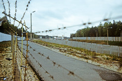 Grenzübergang Drewitz-Dreilinden, DDR (Bezirk Potsdam) - West-Berlin, im Hintergrund Autobahn mit weißer Stele mit DDR-Hoheitszeichen und Grenzabfertigungsanlagen. Bild 9158
