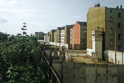 Todesstreifen mit Postenturm an der Brandwand eines Wohnhauses in der Wollankstraße in Pankow (Ost-Berlin), 15.05.1990 Bild 6670