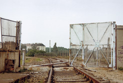 Postentor auf der toten S-Bahnstrecke zwischen den Bahnhöfen Sonnenallee (West-Berlin) und Treptower Park (Ost-Berlin), 20.06.1990 Bild 6677