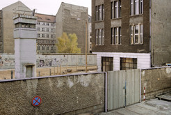 Todesstreifen mit Postenturm auf der abgeschnittenen Charlottenstraße in Mitte (Ost-Berlin), im Hintergrund Wohnhäuser in Kreuzberg (West-Berlin), 04.04.1990 Bild 6678