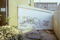 Hinterlandmauer an der Heinrich-Heine-Straße im Bezirk Mitte (Ost-Berlin), dahinter Wohnblock an der Sebastianstraße in Kreuzberg (West-Berlin), 10.05.1990 Bild 6680