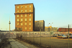 Blick von Kreuzberg (West-Berlin) entlang der durch die Mauer abgeschnittenen Lindenstraße auf Wohn- und Geschäftshäuser an der Kommandantenstraße in Mitte (Ost-Berlin), 12.03.1990 Bild 6681