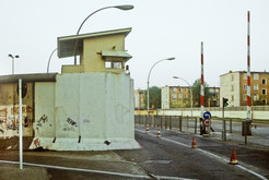 Verlassener Kontrollturm und geöffnete Schlagbäume am Grenzübergang Heinrich-Heine-Straße, 10.05.1990 Bild 6683