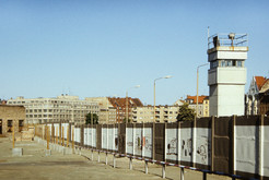 Hinterlandmauer mit Befehlsstelle der DDR-Grenztruppen im Bereich Heinrich-Heine-Platz / Legiendamm im Bezirk Mitte (Ost-Berlin), 10.05.1990 Bild 6685