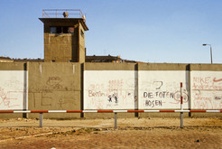 Hinterlandmauer auf der Trasse des Legiendamms im Bezirk Mitte (Ost-Berlin), dahinter Waldemar- und Dresdener Straße in Kreuzberg (West-Berlin), 10.05.1990 Bild 6686
