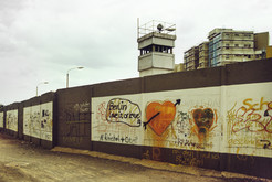 Hinterlandmauer mit Postenturm im Bereich Sebastian- / Alexandrinenstraße in Mitte (Ost-Berlin), dahinter Wohnhäuser an der Stallschreiberstraße in Kreuzberg (West-Berlin), 10.05.1990 Bild 6690