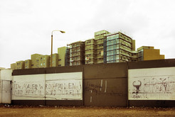 Hinterlandmauer im Bereich Sebastian- / Alexandrinenstraße im Bezirk Mitte (Ost-Berlin), im Hintergrund Wohnbebauung an der Stallschreiberstraße in Kreuzberg (West-Berlin), 10.05.1990 Bild 6692