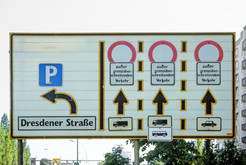 Hinweisschild am Grenzübergang Heinrich-Heine-Straße zwischen den Berliner Bezirken Mitte (Ost-Berlin) und Kreuzberg (West-Berlin), 10.05.1990 Bild 6693