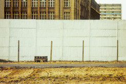 Todesstreifen auf der Trasse der Zimmerstraße, dahinter Geschäftshaus an der Charlottenstraße im Bezirk Mitte (Ost-Berlin), 03.03.1990 Bild 6694