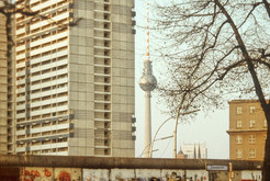 Graffiti auf der Mauer an der Zimmerstraße in Kreuzberg (West-Berlin), im Hintergrund Fernsehturm und Hochhäuser an der Leipziger Straße in Mitte (Ost-Berlin), 03.03.1990 Bild 6696