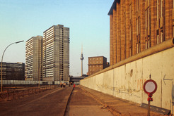 Todesstreifen auf der Lindenstraße, im Hintergrund Hochhäuser an der Leipziger Straße im Bezirk Mitte (Ost-Berlin), 03.03.1990 Bild 6697