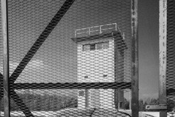 Todesstreifen mit Stahltor und Turm einer Befehlsstelle an der Waßmannsdorfer Chaussee in Rudow (West-Berlin), 06.04.1990 Bild 6706