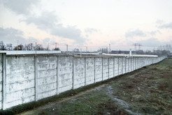 Hinterlandmauer an der Rudower Chaussee nahe des früheren Flugplatzgeländes Johannisthal (Ost-Berlin), Aufnahme: 12.11.1989 Bild 6709