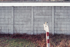 Sperranlagen mit Warnschild der DDR-Grenztruppen am Heidekampweg in Treptow (Ost-Berlin), dahinter Wohnbebauung am Michael-Bohnen-Ring in Neukölln (West-Berlin), 12.11.1989 Bild 6711