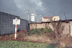 Hinterlandmauer mit Warnschild der DDR-Grenztruppen am Heidekampweg in Treptow (Ost-Berlin), 12.11.1989 Bild 6712